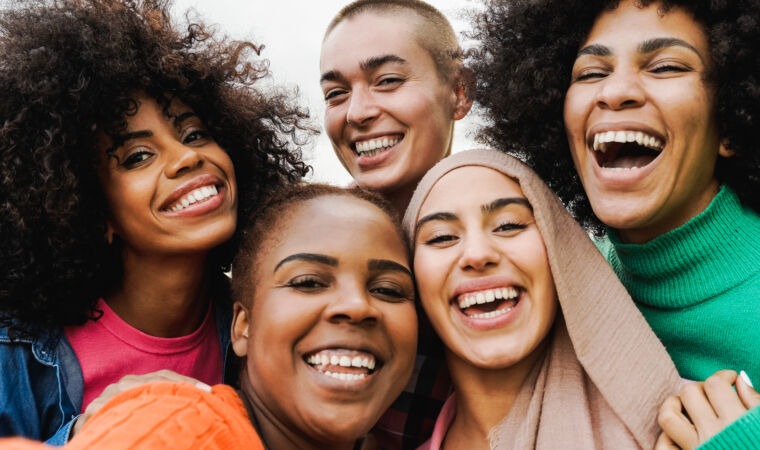 Multiethnic young women having fun together outdoor - Focus on bald girl - Diversity life concept