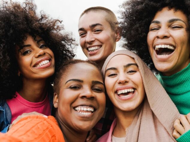 Multiethnic young women having fun together outdoor - Focus on bald girl - Diversity life concept